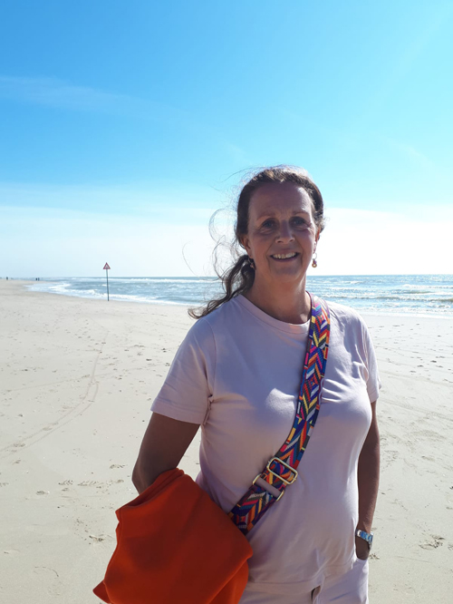 Portret Marga van den Berk op het strand
