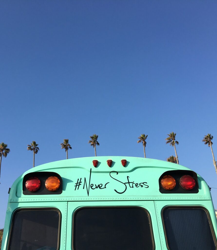 Groen busje onder blauwe lucht met de tekst 'Never stress' erop
